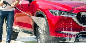 Angajat al unei spălătorii auto, reținut pentru furt din autoturism