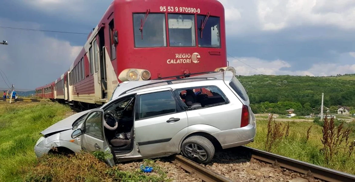 Autoturism lovit de tren într-o localitate din Iași