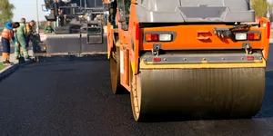 Mangalia: Locuitorii cer în instanță asfaltarea străzilor. Primarul e suspendat pentru corupție, Vicele așteaptă fonduri UE