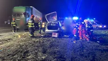 Un băiat de 10 ani a murit în urma unui accident între o mașină și un TIR plin cu paleți