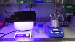 Chimiștii de la Cambridge transformă acidul din bateriile auto și plasticul greu de reciclat în hidrogen curat