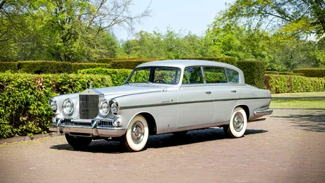 Cel mai exotic Rolls-Royce: Mașina de 126.500 de euro are toaletă placată cu aur care servește drept răcitor de șampanie. Statueta Spirit of Ecstasy e îngenuncheată