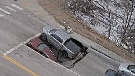 Scene incredibile surprinse în SUA! Două mașini oprite la semafor, înghițite de un crater apărut în asfalt