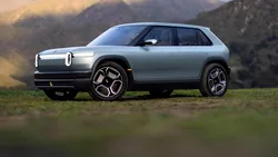 Uber va investi până la 1,25 miliarde de dolari în Rivian, în cadrul unui acord pentru lansarea a 50.000 de robotaxiuri