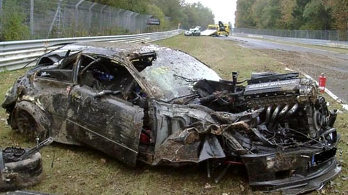 Accident pe Nurburgring - maşină distrusă de incendiu