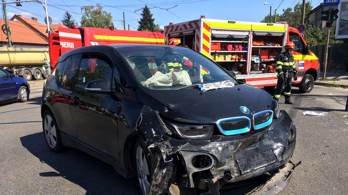 Accident spectaculos cu un BMW i3 într-o intersecție din Timișoara - VIDEO