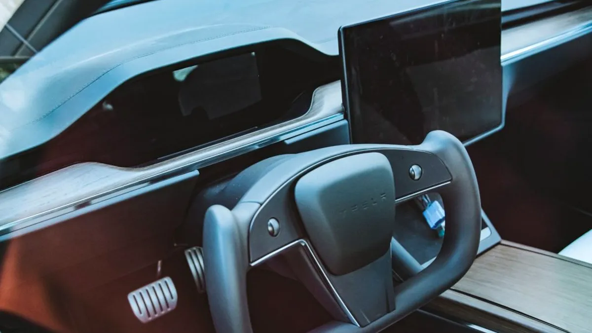 Tesla Model S cu volan rectangular a fost fotografiată pe drumurile publice
