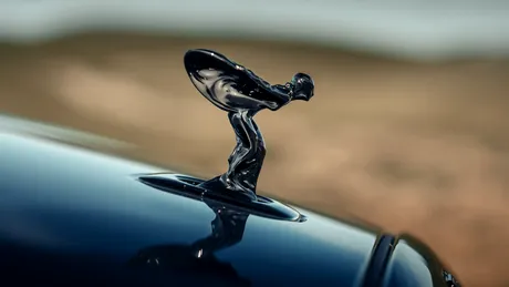 Rolls-Royce se alătură trendului din industrie de a renunța la planurile de electrificare completă a gamei