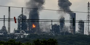 Ucraina a lovit cea mai mare rafinărie din Rusia. Gazpromneft Omsk, în flăcări după un atac cu drone