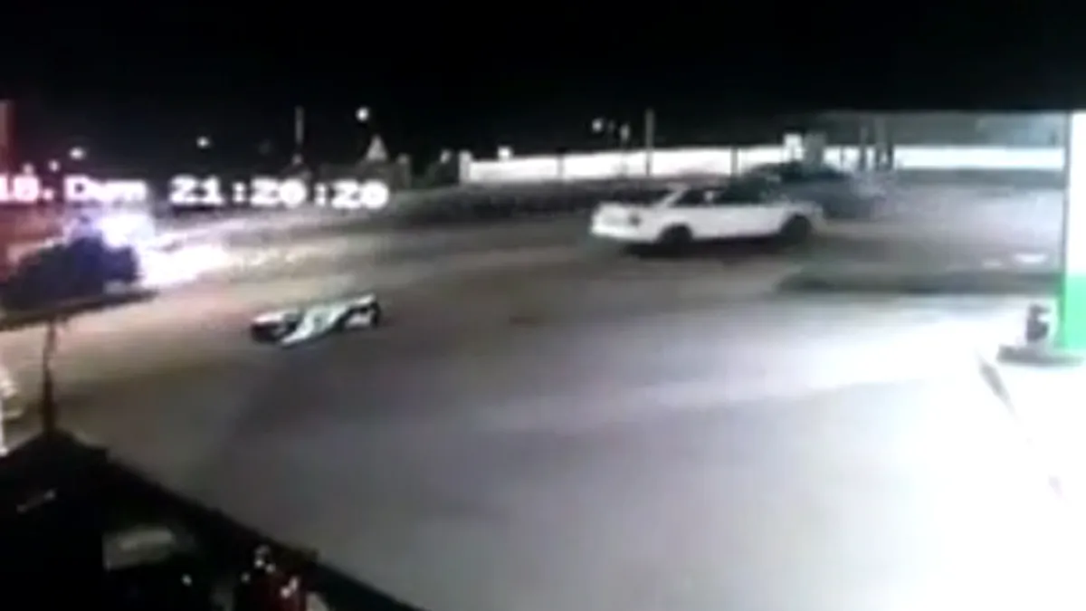 Treabă de mântuială: Un sicriu cu o persoană decedată a căzut din maşină - VIDEO