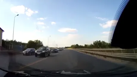 Accident evitat la limită. Reflexele foarte bune l-au salvat pe şofer de la un dezastru - VIDEO