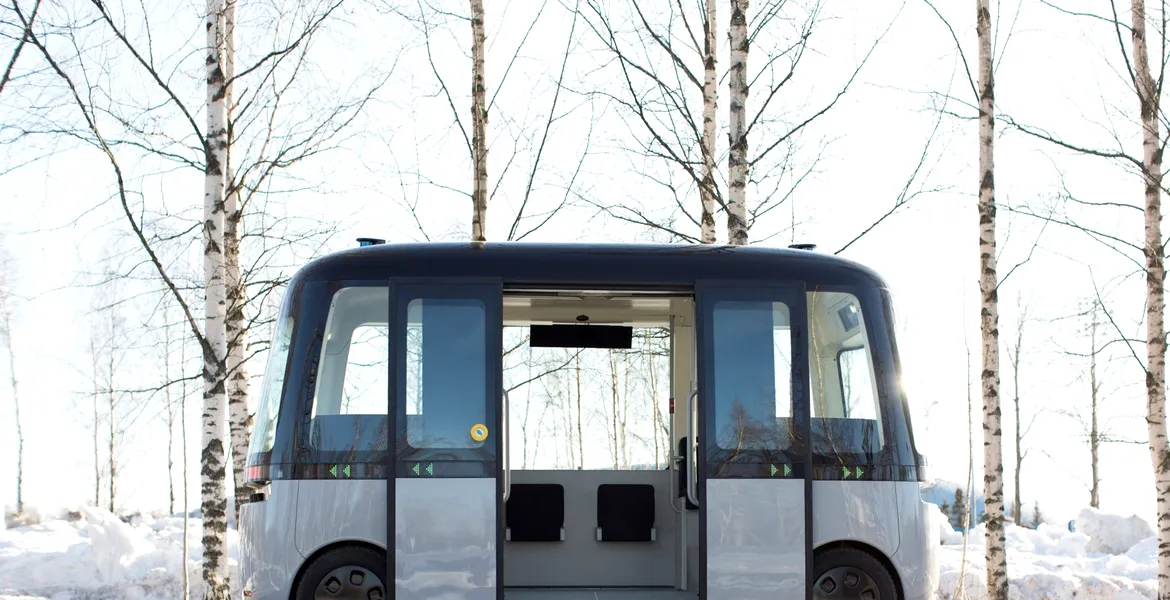 Primul autobuz robot din lume a fost introdus în serviciul de transport public în martie 2019