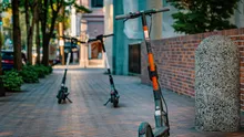 Utilizatorii trotinetelor electrice, de 3 ori mai predispuși la traumatisme cranio-cerebrale decât motocicliștii