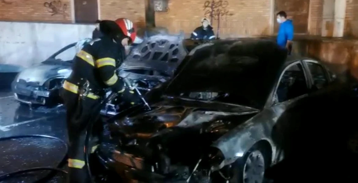 Cinci mașini au ars complet într-o parcare din Galați. Focul a fost pus intenționat – VIDEO