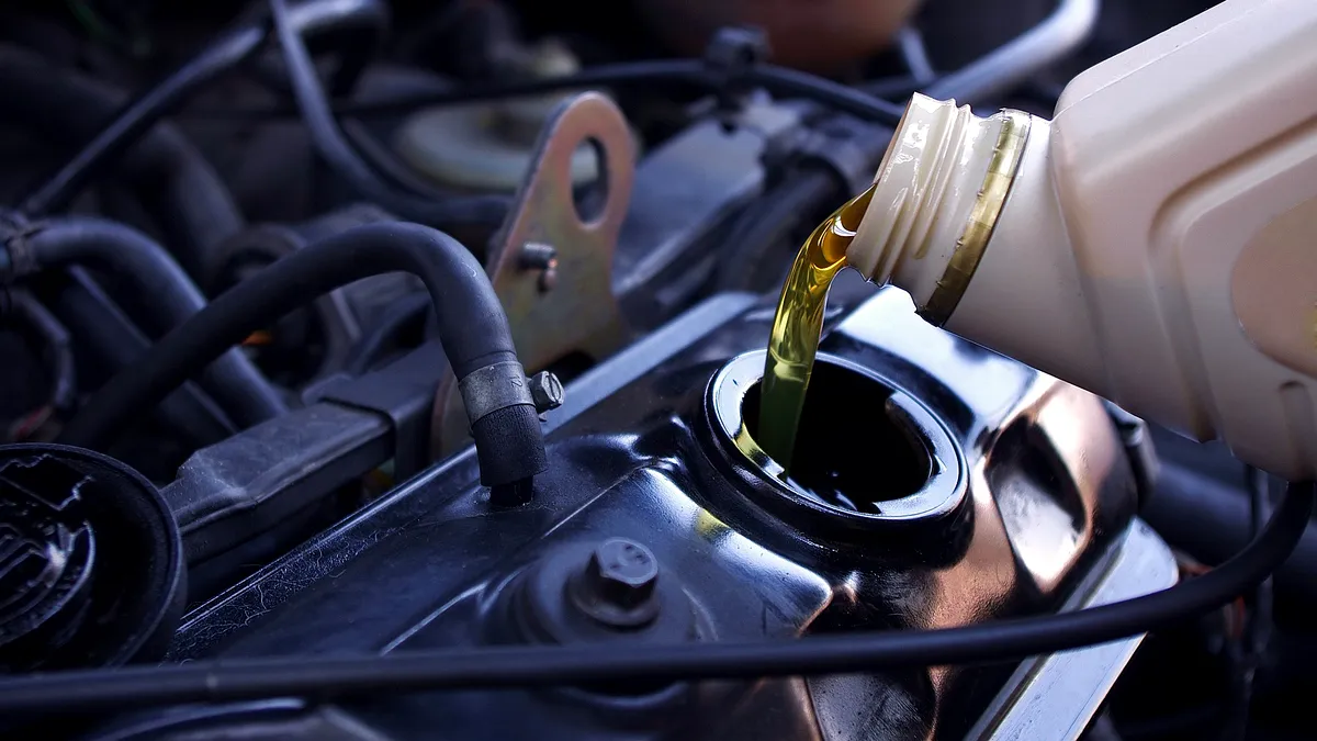Ce se poate întâmpla dacă pui prea mult ulei în motor