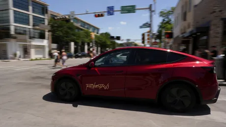 Un influencer a făcut 54 de curse ca să găsească mașina fără șofer promisă de Musk. Ce a descoperit