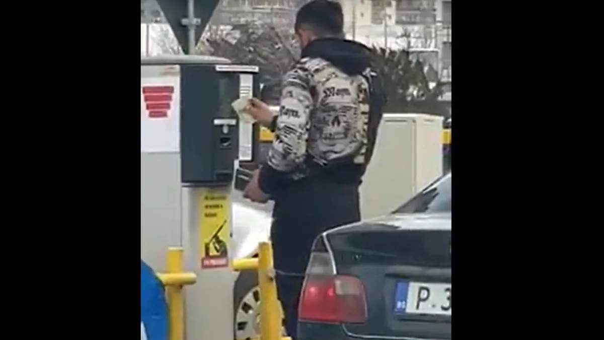 Șoferul unui BMW cu numere de Bulgaria încearcă să „mituiască” aparatul de tichete de parcare - VIDEO