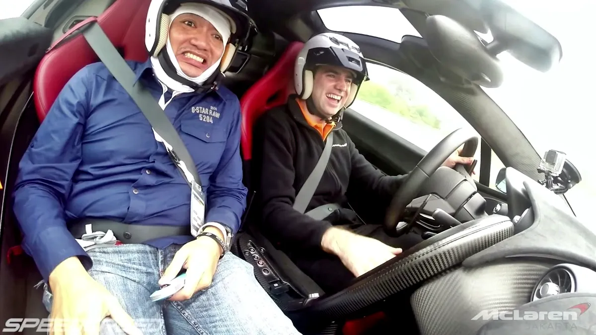 Cam aşa arată faţa pasagerului într-un Mclaren P1 [VIDEO]