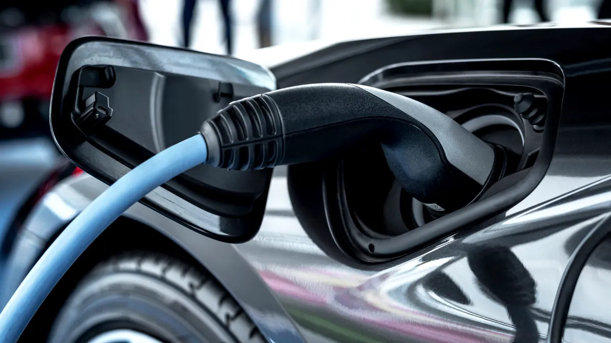 O comună își electrifică flota auto prin Rabla: achiziționează autoutilitară ușoară și autoturism full electric, precum și un vehicul plug-in hibrid