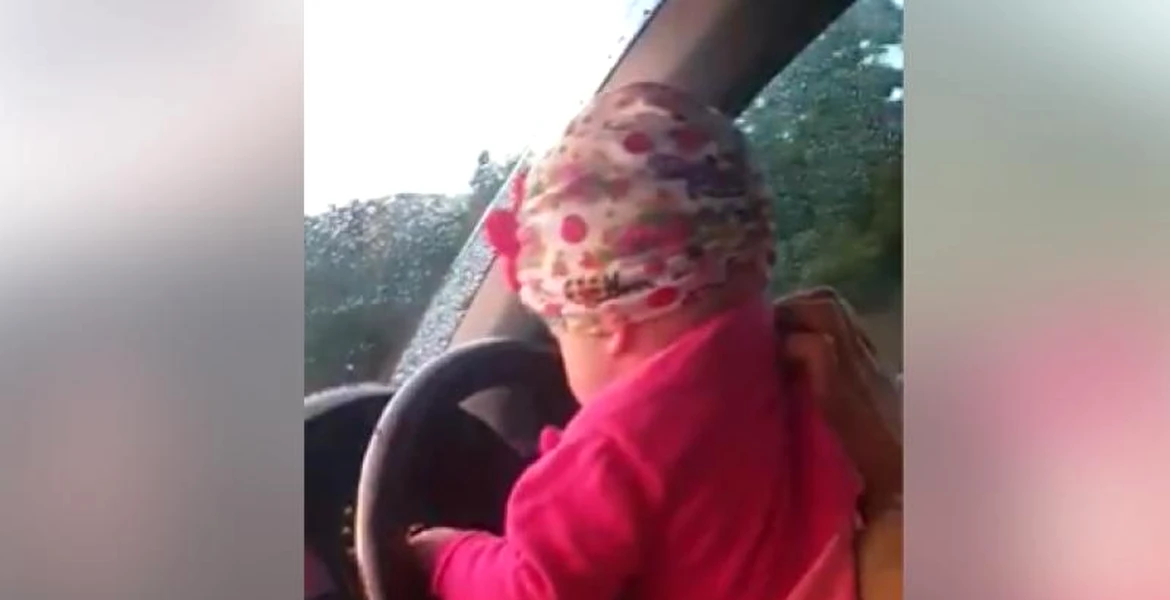 Un bărbat s-a filmat în timp ce conducea cu copilul în brațe – VIDEO