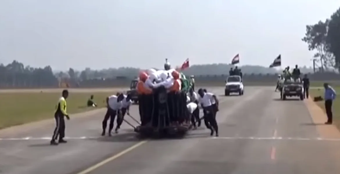 Câţi indieni încap pe o motocicletă? Nu este banc – VIDEO