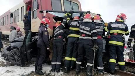 Un BMW a fost târât aproximativ 150 de metri după ce a intrat în coliziune cu un tren - VIDEO