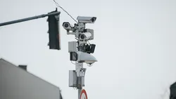 Camere cu inteligență artificială: Peste 10.000 de șoferi din Grecia, prinși într-o singură lună, că au trecut pe roșu