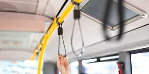 O universitate din România cumpără trei microbuze electrice pentru transportul studenților într-un nou campus