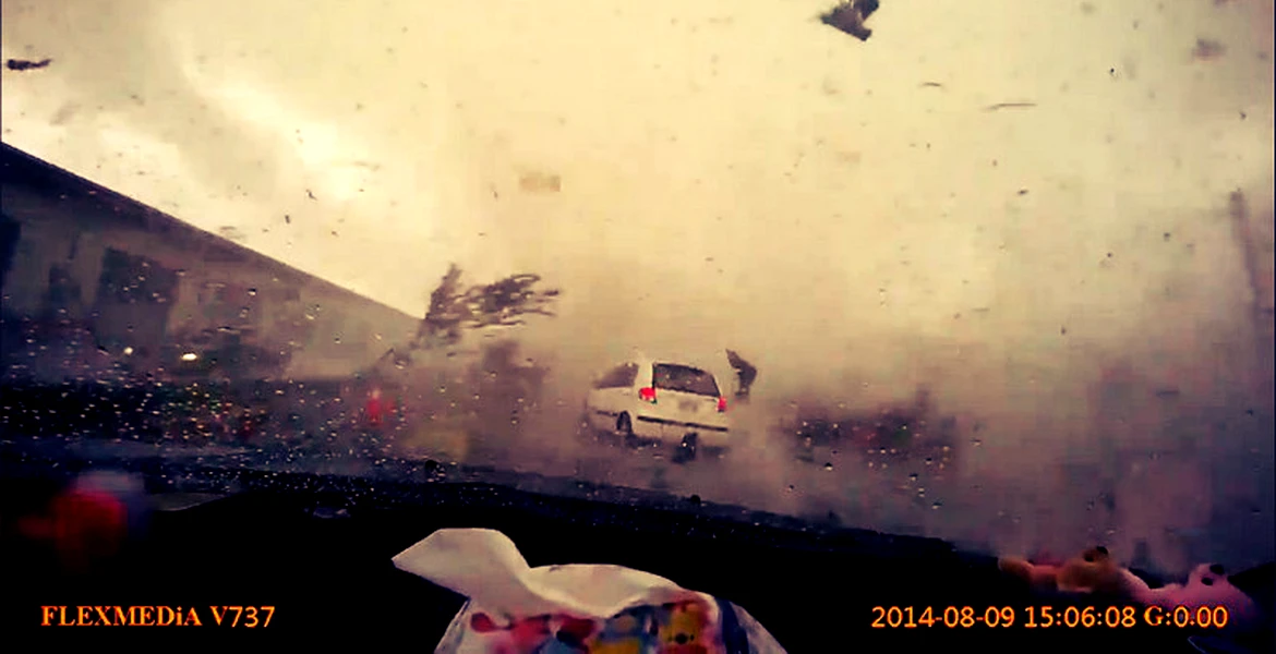 Taifunul Soudelor: cât de devastatoare poate fi o tornadă care te prinde în maşină. VIDEO