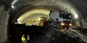 Iarna nu oprește Autostrada A1: Peste 800 de muncitori și 200 de utilaje lucrează la tunelurile Margina-Holdea în plin viscol