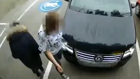 O femeie încearcă să umfle roţile maşinii cu ştecherul de încărcare pentru maşini electrice - VIDEO