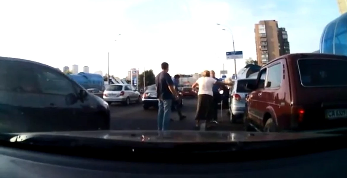 Bătăuş în trafic, fuge la mămica atunci când o încurcă… VIDEO