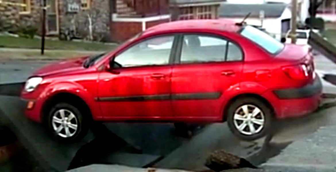 VIDEO: Maşina care a fost “înghiţită” de şosea