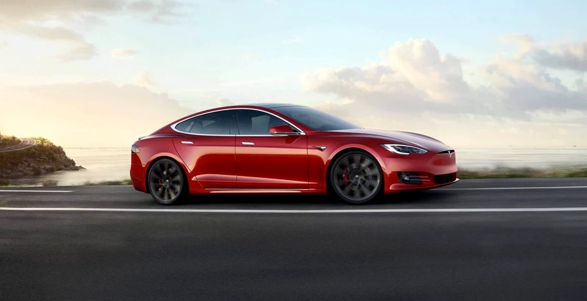 Cel mai nou update Tesla: mașinile recunosc culoarea semaforului și semnul stop