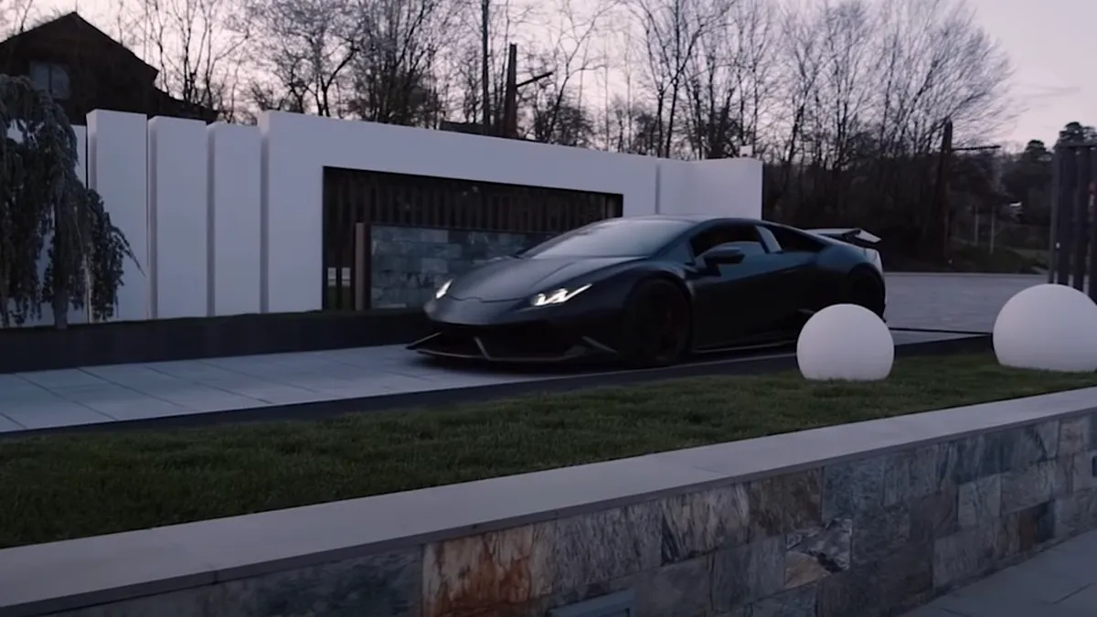 Cine este Batman de București? Umblă prin oraș cu un Lamborghini negru mat