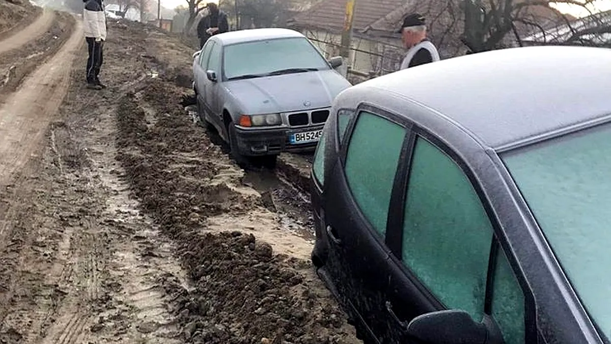 Două mașini au căzut într-un șanț după ce muncitorii au săpat în jurul lor