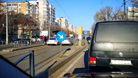 Cum se circulă în Bucureşti în lipsa camerelor video şi a poliţiei. Şoferii nu ţin cont de garduri şi depăşesc în staţiile de tramvai - GALERIE FOTO