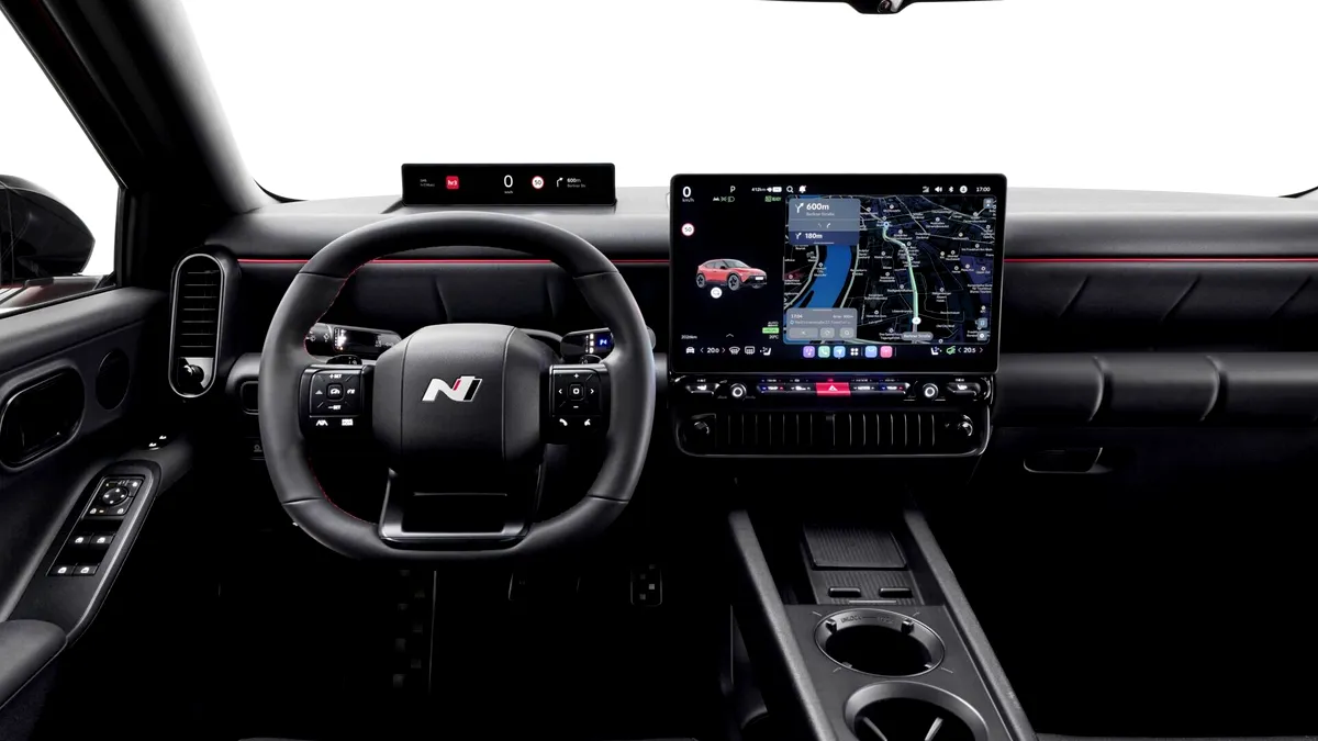 Hyundai lansează Pleos, noul său sistem de infotainment. În curând, sistemul cu AI dedicat va fi disponibil și pe IONIQ 3