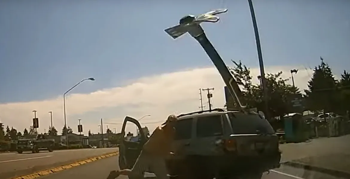Un șofer nervos a oprit în plină stradă și a aruncat cu toporul în mașina condusă de o femeie – VIDEO