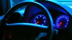 2025: De ce se aprinde martorul de ulei? Ce trebuie să faci și cum se rezolvă problema