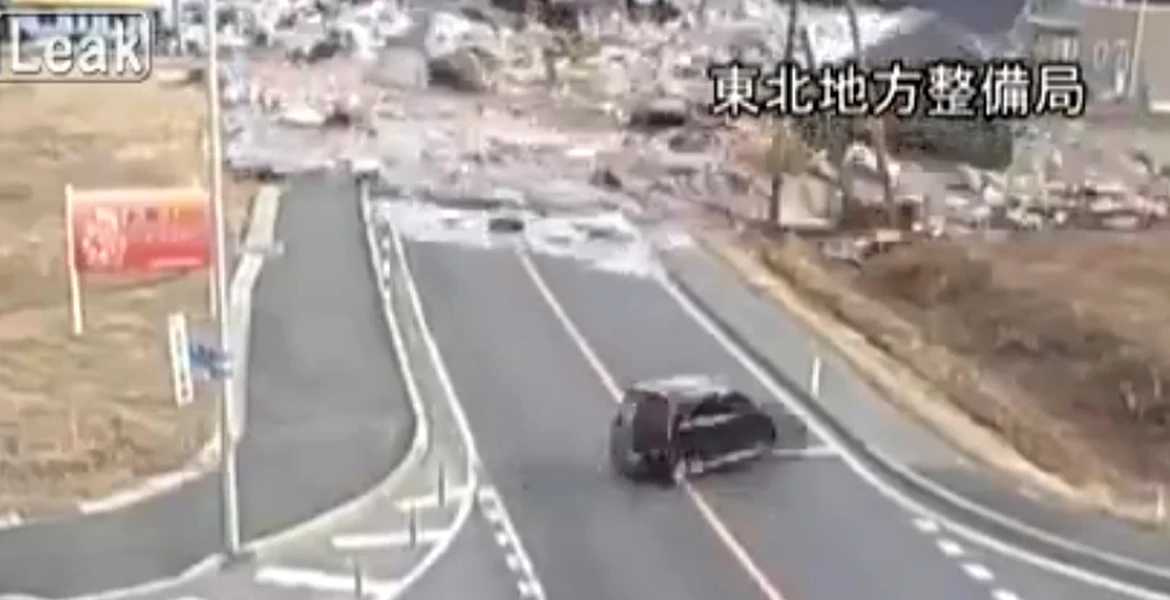 Când maşinile întâlnesc un tsunami. VIDEO