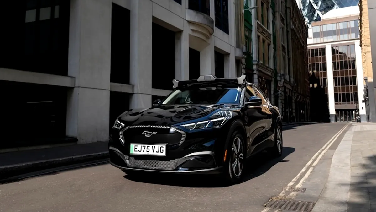 Taxiurile autonome încep, de astăzi, să circule pe străzile din Londra. Cât costă o cursă cu Ford Mustang Mach-E