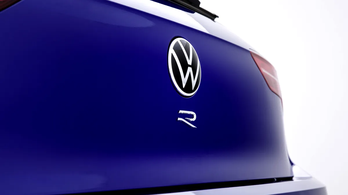 A început numărătoarea inversă pentru premiera mondială a noului Golf R