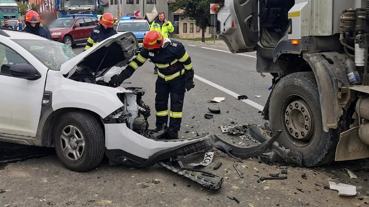 Impact frontal între o Dacia Duster și un camion - FOTO