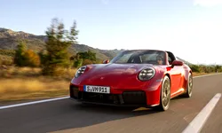 În premieră, Porsche 911 primește o motorizare hibridă. Ce alte noutăți aduce facelift-ul?