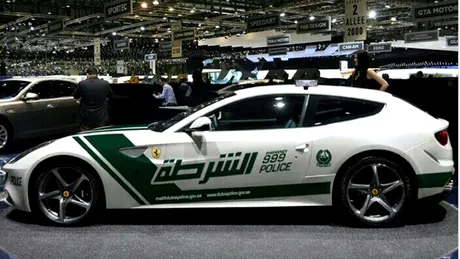 Poliţia urmăreşte vitezomanii cu un Ferrari FF. În Dubai, fireşte