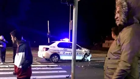 O maşina a Poliţiei a fost distrusă în intersecție de un tânăr imprudent - FOTO