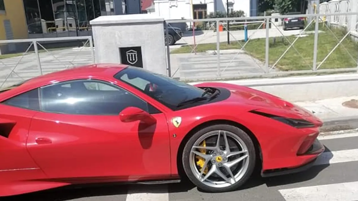 Polițiștii l-au amendat pe șoferul unui Ferrari care a parcat pe trecerea de pietoni: ”Trebuie să vândă platforma ca să îl despăgubească pe proprietar”