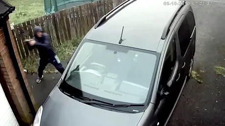 Instant karma: Un bărbat este lovit peste faţă de cărămida cu care voia să spargă geamul unei maşini - VIDEO