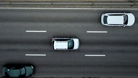 E legal să depășești prin dreapta un vehicul lent? Ce spune Codul Rutier 2025 și ce amenzi riști
